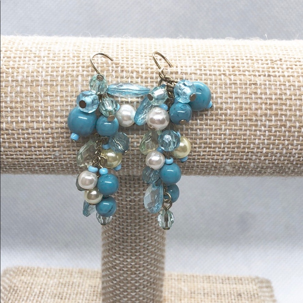 Beautiful blue and pearl earrings 💎